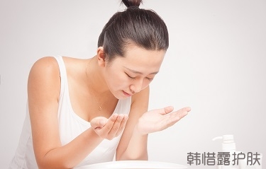 我是大油田,請(qǐng)問(wèn)一天洗幾次臉合適?